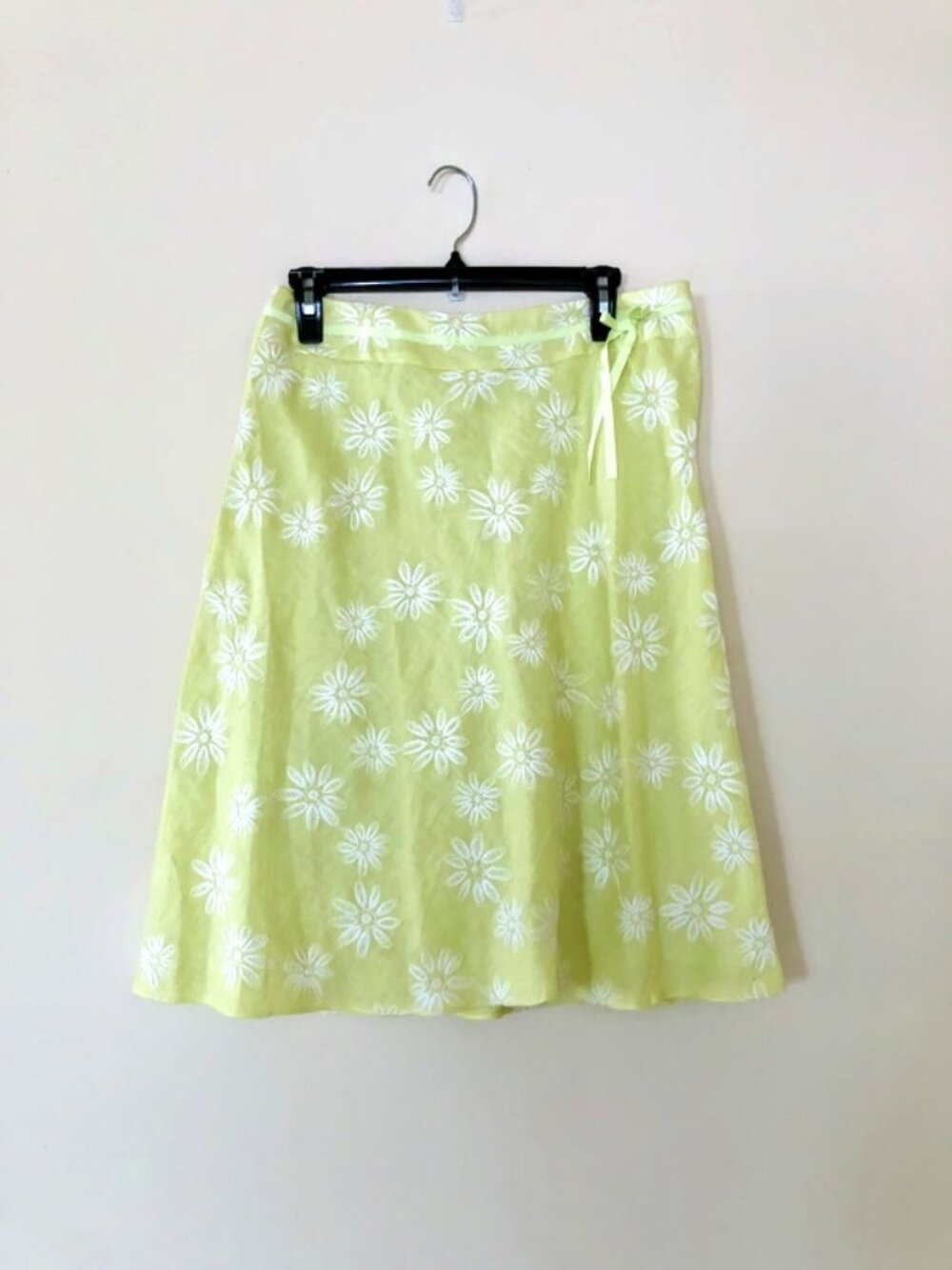 ecologie. Cute skirt with white embroidered flowers